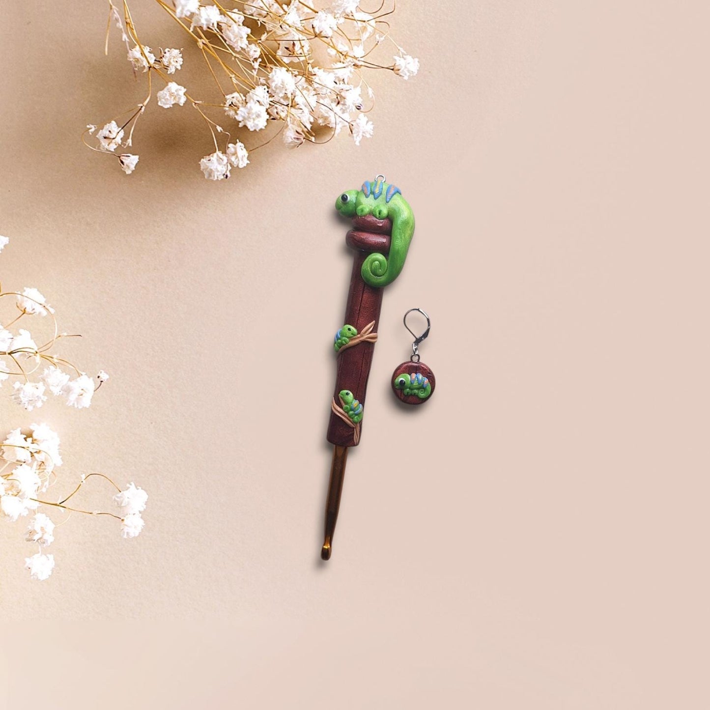 Polymer clay chameleon crochet hook with stitch marker / lizard salamander gecko crochet hook