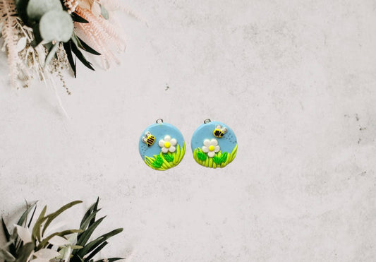 Kawaii bee daisy flower charms / polymer clay spring summer charms / kawaii daisy charms / kawaii floral jewelry / flower bumblebee charms