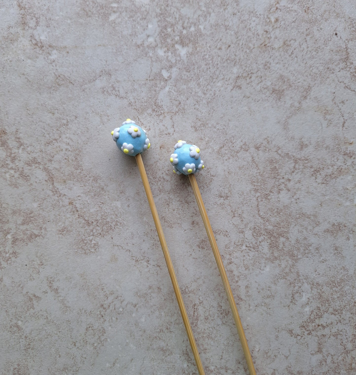 Set of 2 blue with flower daisy knitting needles / polymer clay knitting needles / decorative floral daisy needle knitting accessory crochet