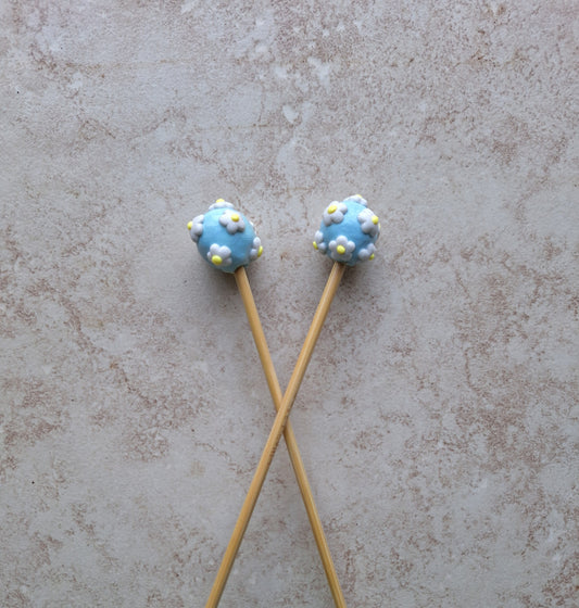 Set of 2 blue with flower daisy knitting needles / polymer clay knitting needles / decorative floral daisy needle knitting accessory crochet