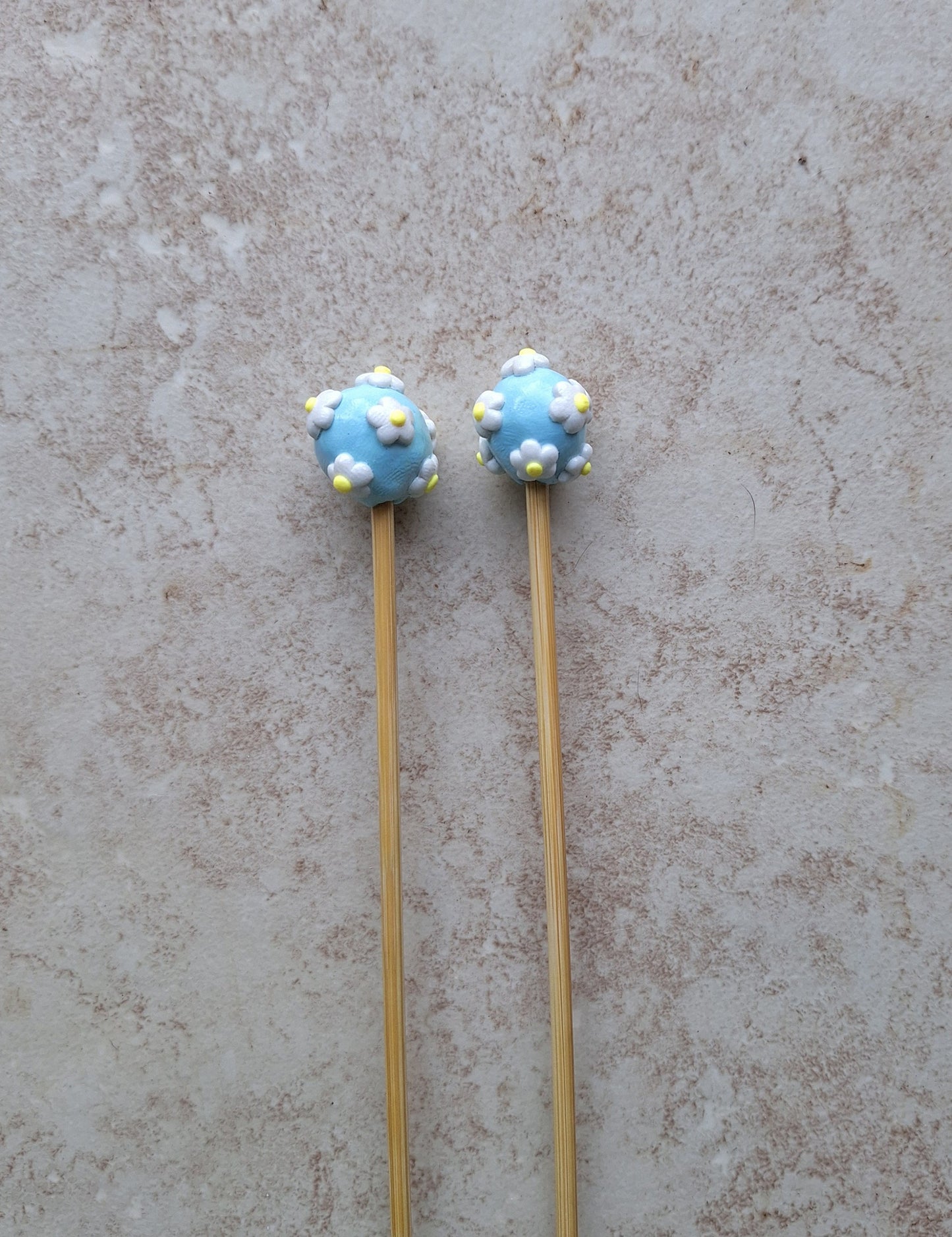 Set of 2 blue with flower daisy knitting needles / polymer clay knitting needles / decorative floral daisy needle knitting accessory crochet