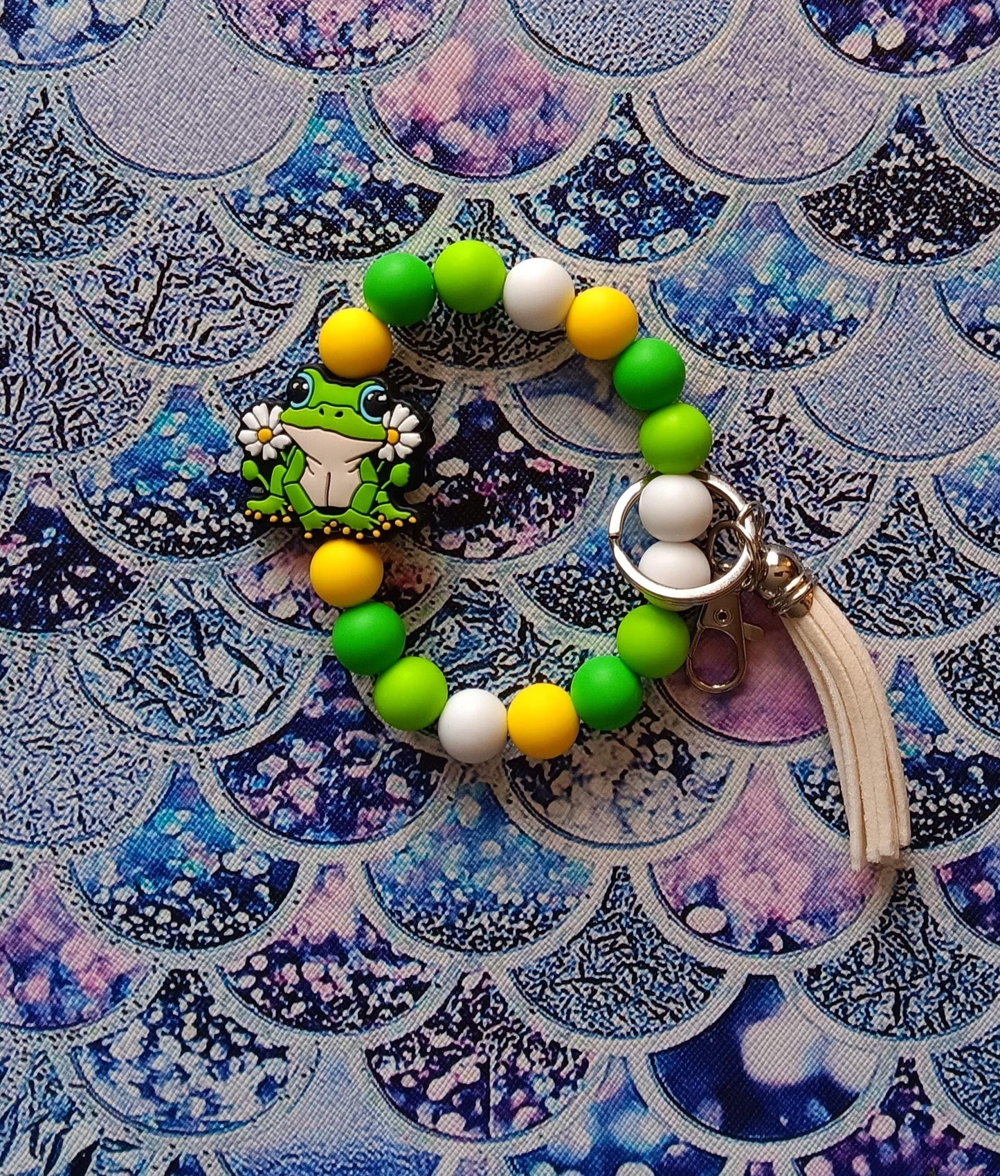 Silicone beaded wristlet keychain / green frog silicone beaded wristlet keychain / frog with daisy flower bag accessories key chain gift