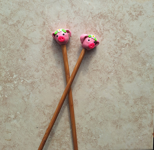 Set of 2 pink floral pig knitting needles / polymer clay knitting needles / decorative daisy pig needles knitting accessory crochet