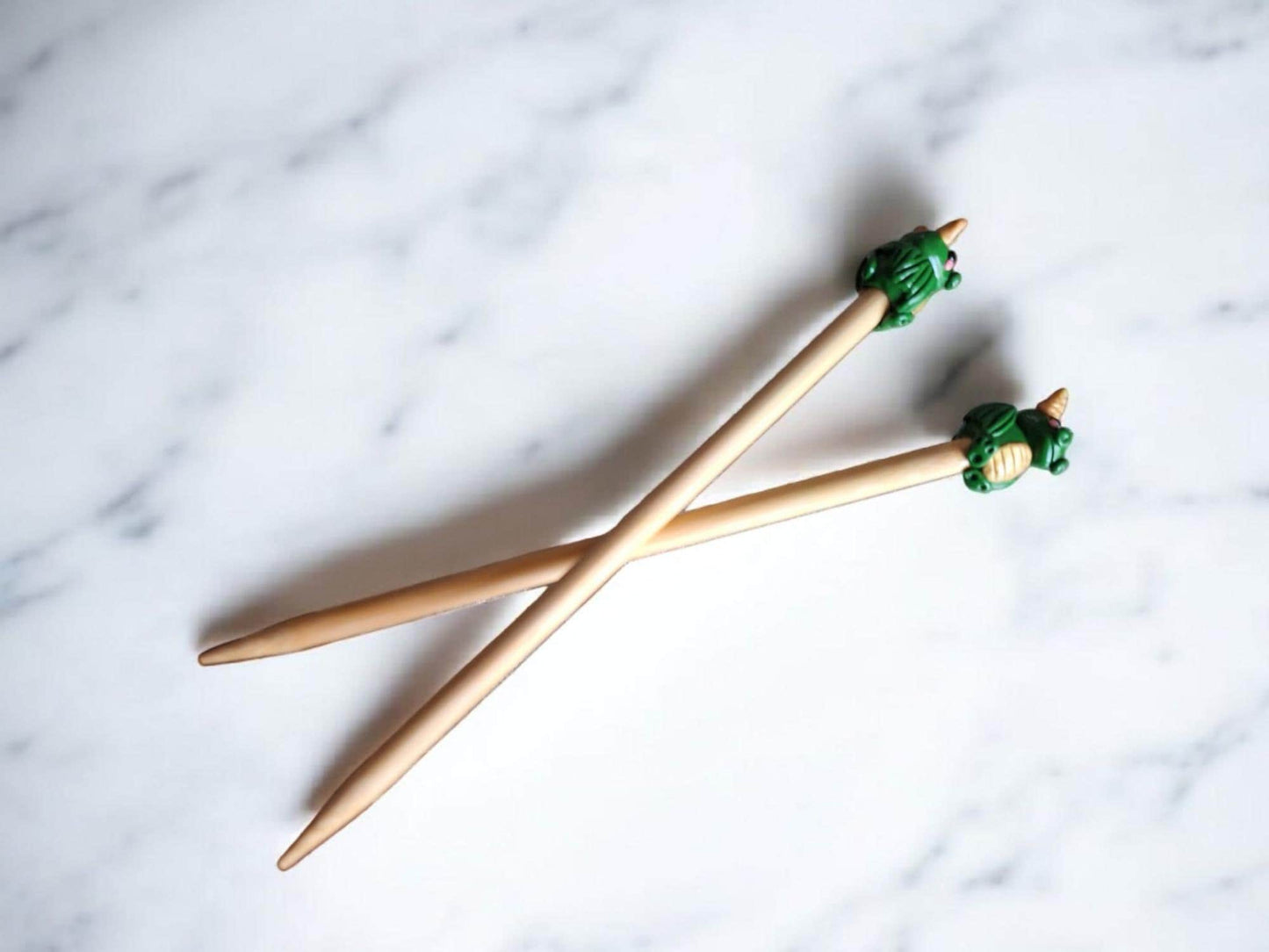 Set of 2 green dragon knitting needles / polymer clay knitting needles / decorative golden dragon knitting needles accessory