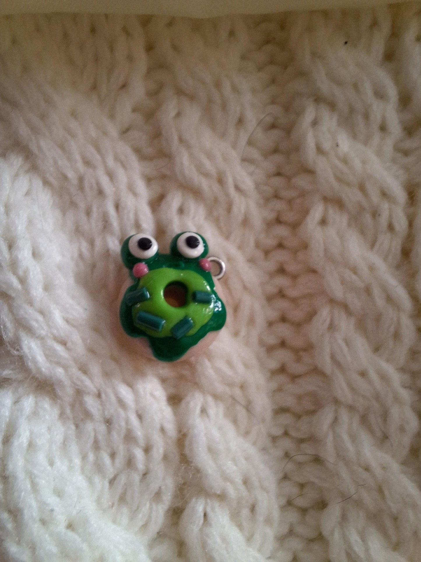 Polymer clay green frog donut charms / polymer clay frog sprinkle charms / kawaii donut animal charm stitchmarker progress keeper notions