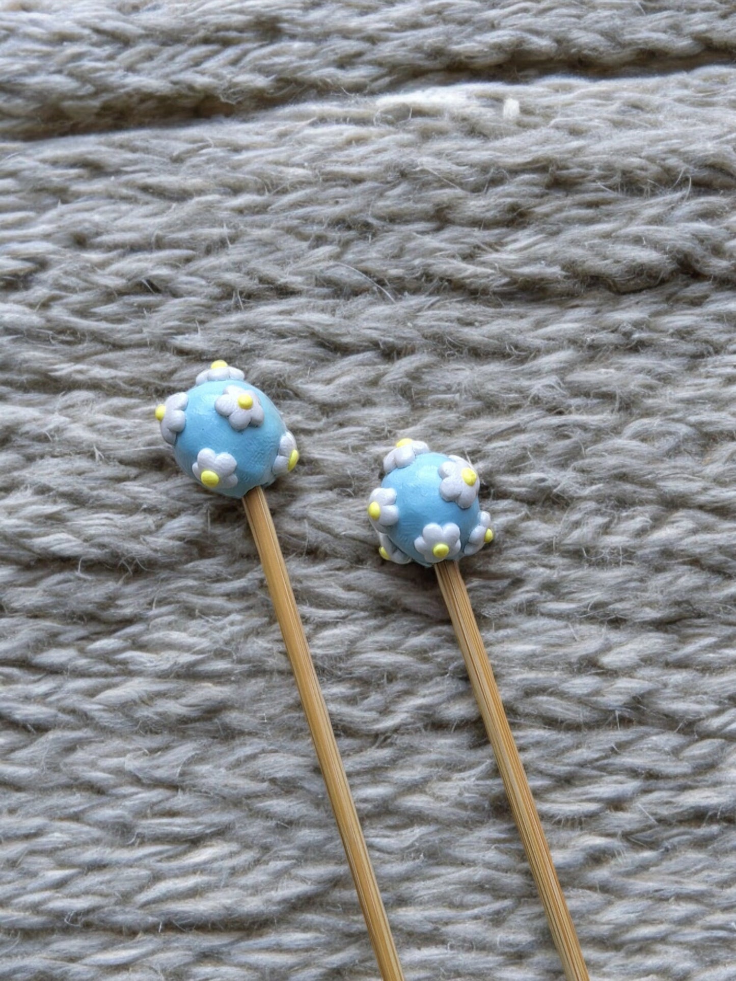 Set of 2 blue with flower daisy knitting needles / polymer clay knitting needles / decorative floral daisy needle knitting accessory crochet