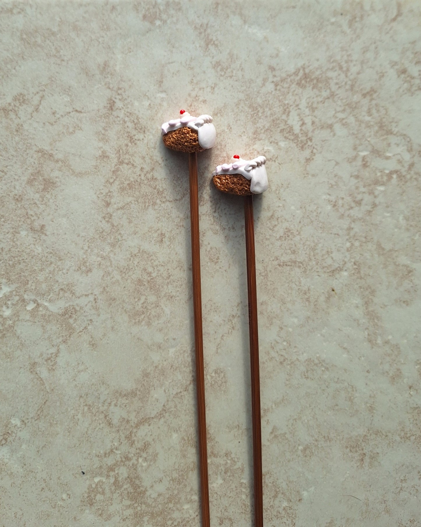 Set of 2 cake slices knitting needles / polymer clay knitting needles / decorative piece of cake knitting needles knitting accessory crochet
