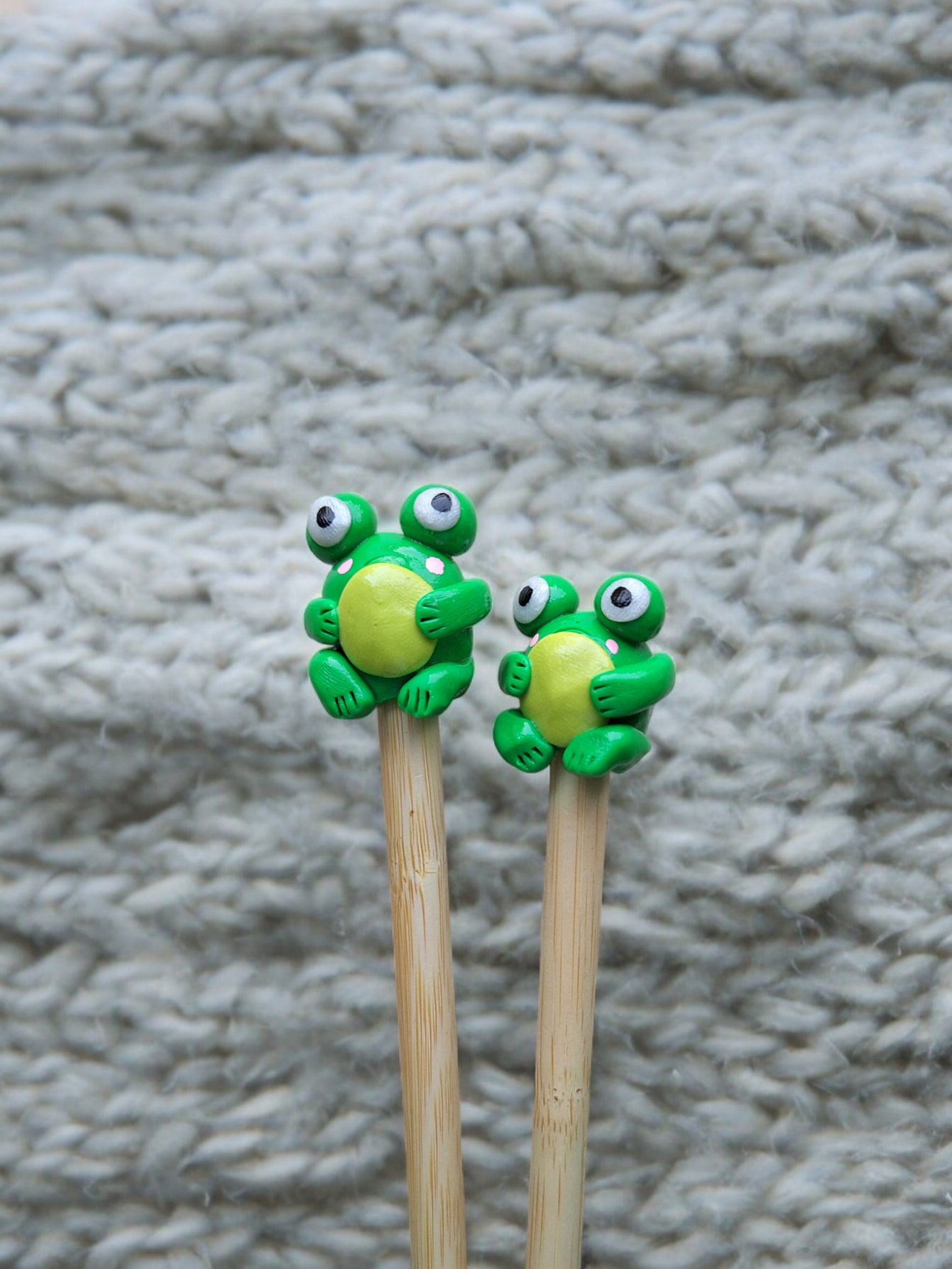Set of 2 green frogs knitting needles / polymer clay knitting needles / decorative beach big eye frog needles knitting accessory crochet