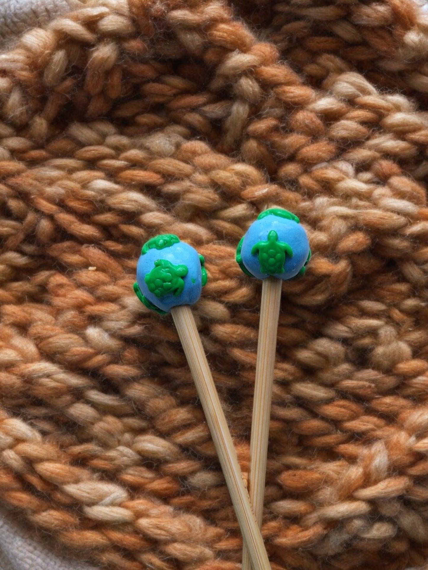 Set of 2 blue green sea turtle knitting needles / polymer clay knitting needles / decorative beach turtle needles knitting accessory crochet