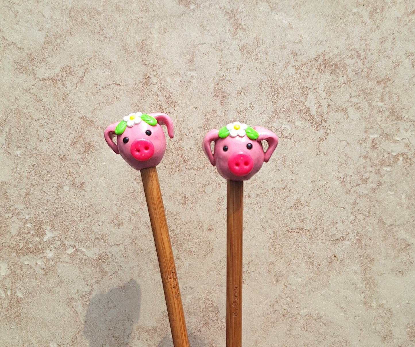 Set of 2 pink floral pig knitting needles / polymer clay knitting needles / decorative daisy pig needles knitting accessory crochet