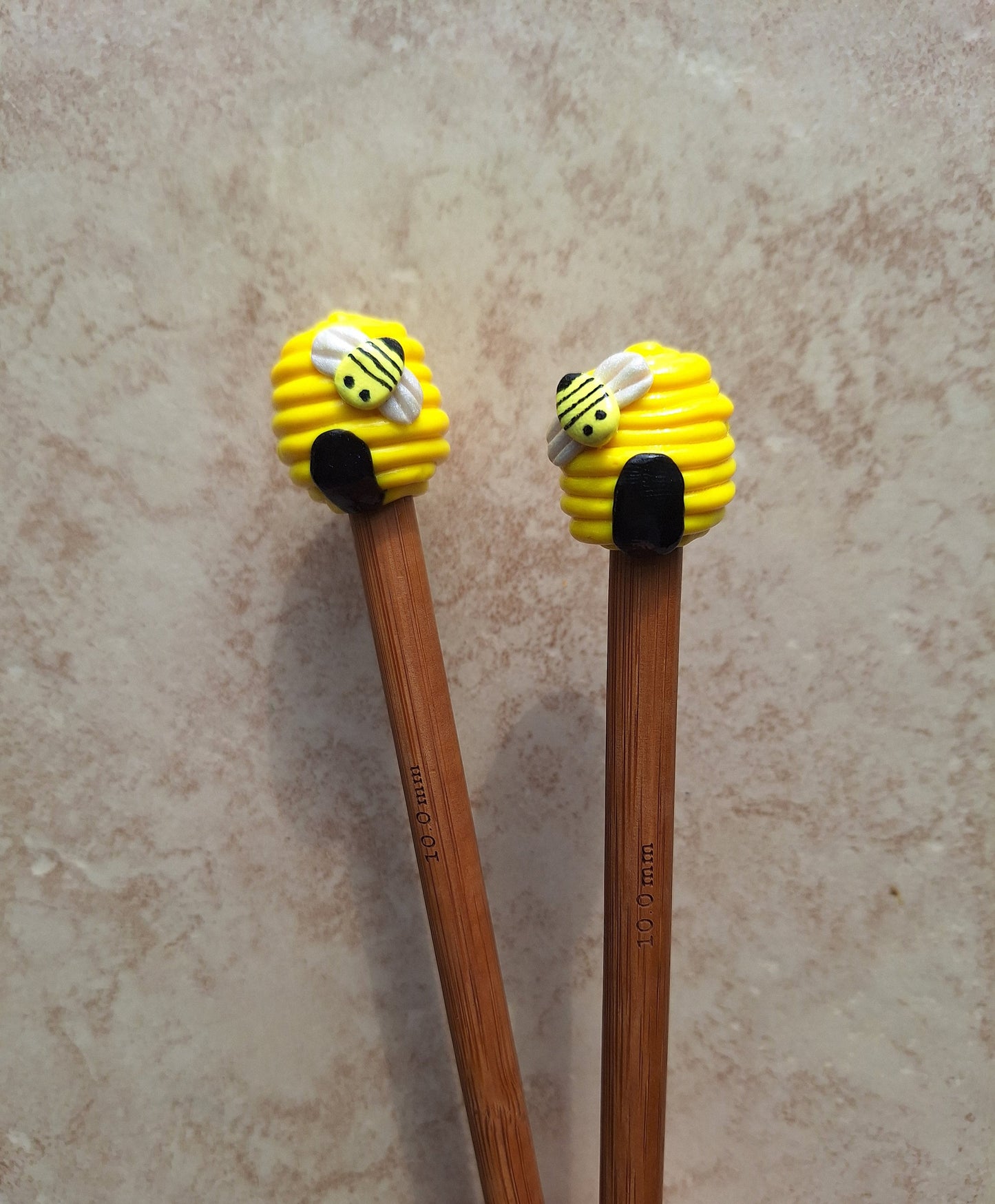 Set of 2 bumble bee hive knitting needles / polymer clay knitting needles / decorative honey bee hive needles knitting accessory crochet