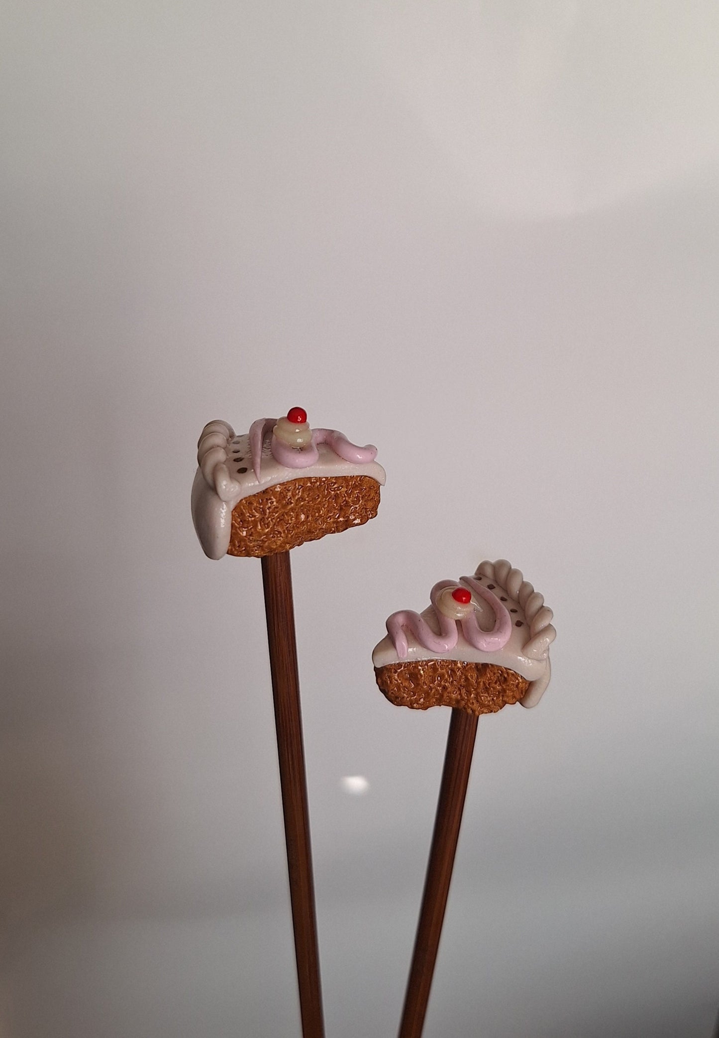 Set of 2 cake slices knitting needles / polymer clay knitting needles / decorative piece of cake knitting needles knitting accessory crochet