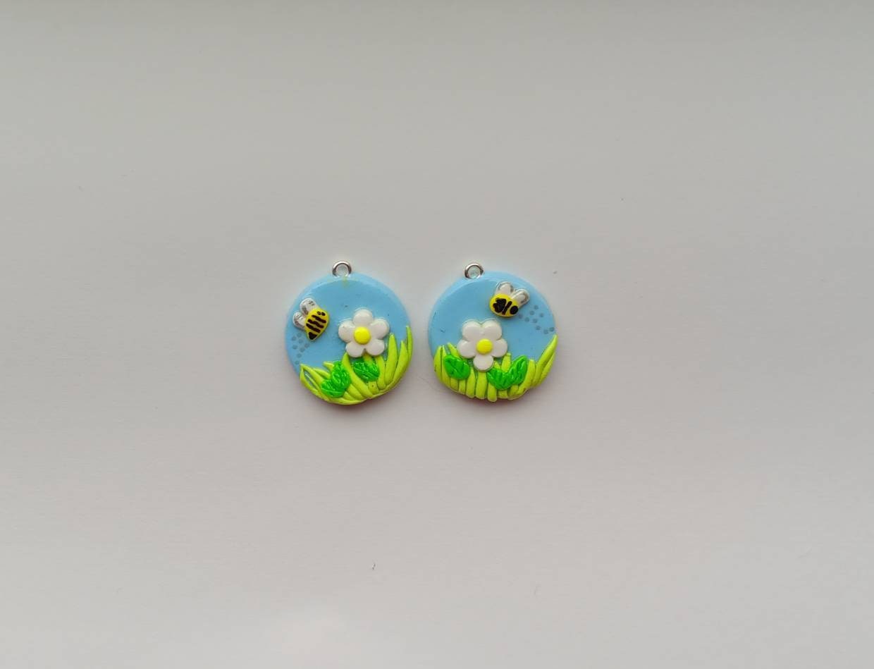 Kawaii bee daisy flower charms / polymer clay spring summer charms / kawaii daisy charms / kawaii floral jewelry / flower bumblebee charms