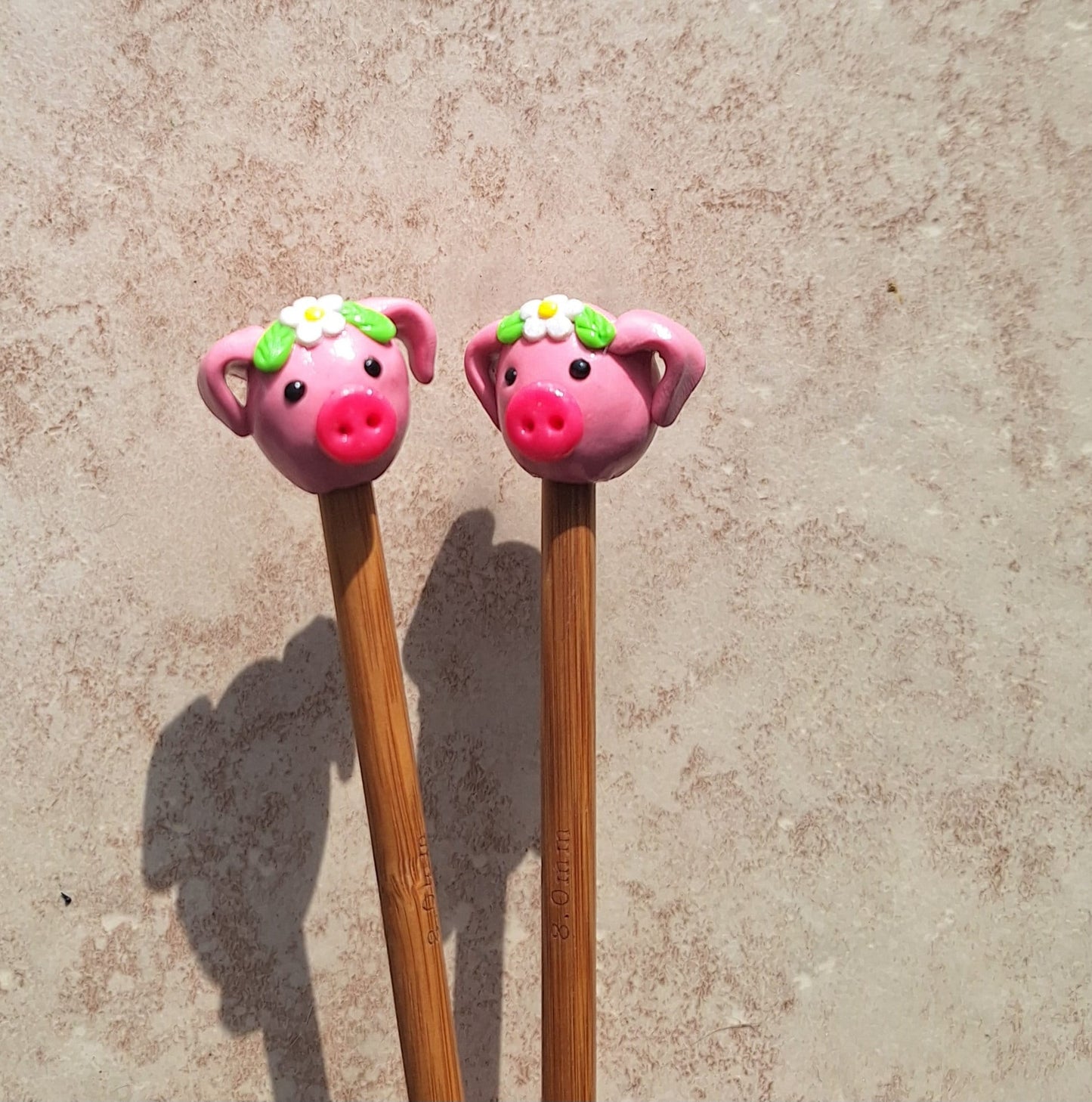 Set of 2 pink floral pig knitting needles / polymer clay knitting needles / decorative daisy pig needles knitting accessory crochet