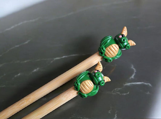Set of 2 green dragon knitting needles / polymer clay knitting needles / decorative golden dragon knitting needles accessory