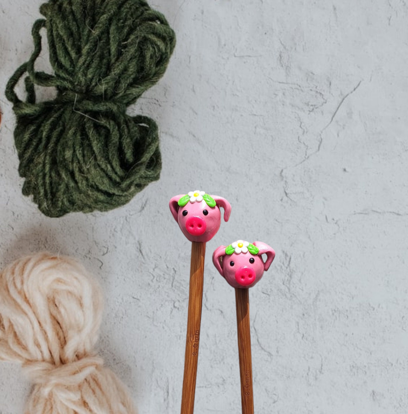 Set of 2 pink floral pig knitting needles / polymer clay knitting needles / decorative daisy pig needles knitting accessory crochet