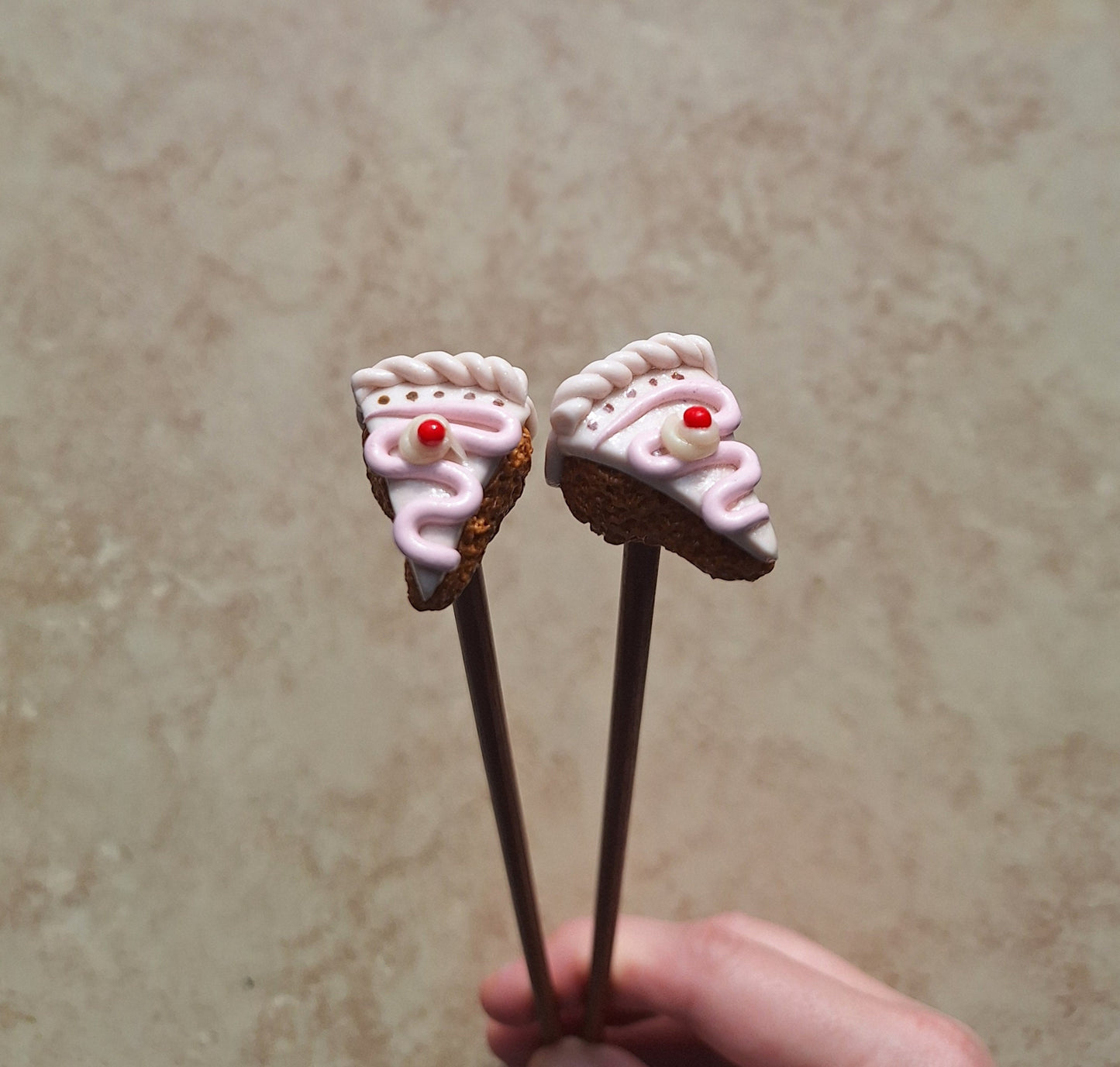 Set of 2 cake slices knitting needles / polymer clay knitting needles / decorative piece of cake knitting needles knitting accessory crochet