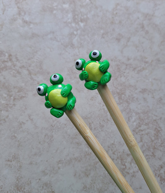 Set of 2 green frogs knitting needles / polymer clay knitting needles / decorative beach big eye frog needles knitting accessory crochet