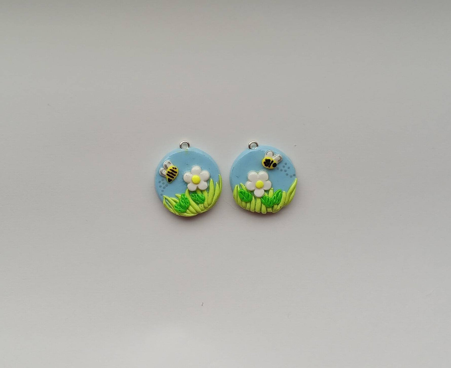 Kawaii bee daisy flower charms / polymer clay spring summer charms / kawaii daisy charms / kawaii floral jewelry / flower bumblebee charms