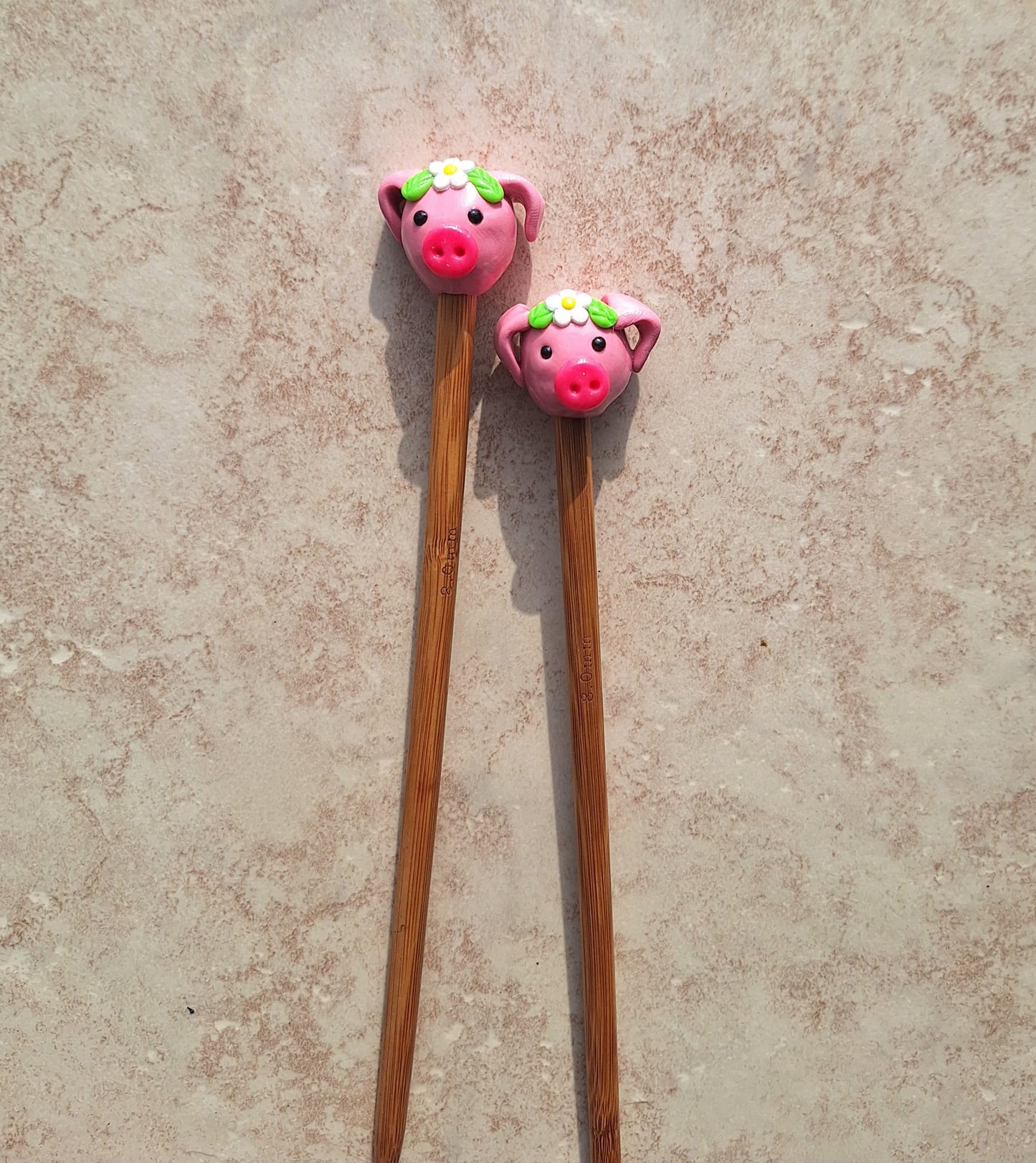 Set of 2 pink floral pig knitting needles / polymer clay knitting needles / decorative daisy pig needles knitting accessory crochet