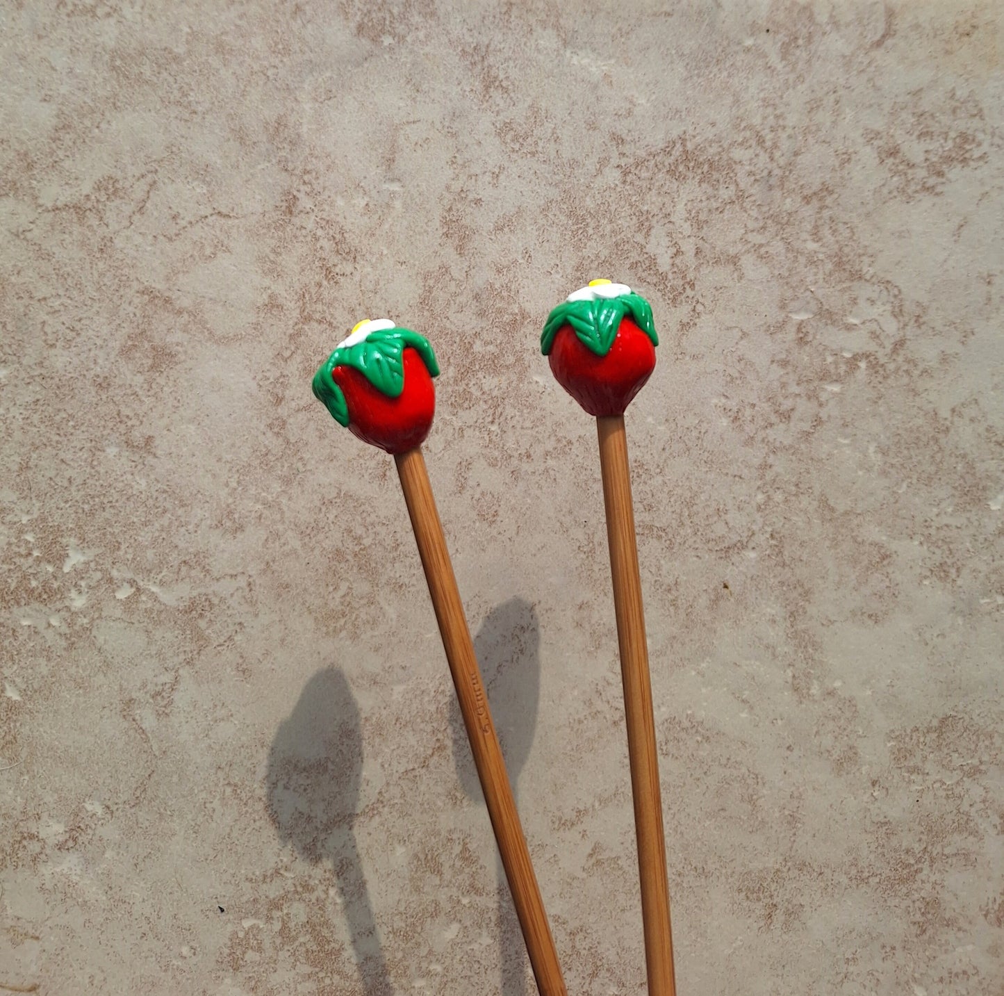 Set of 2 red strawberry knitting needles / polymer clay knitting needles / decorative strawberry knitting needles knitting accessory crochet