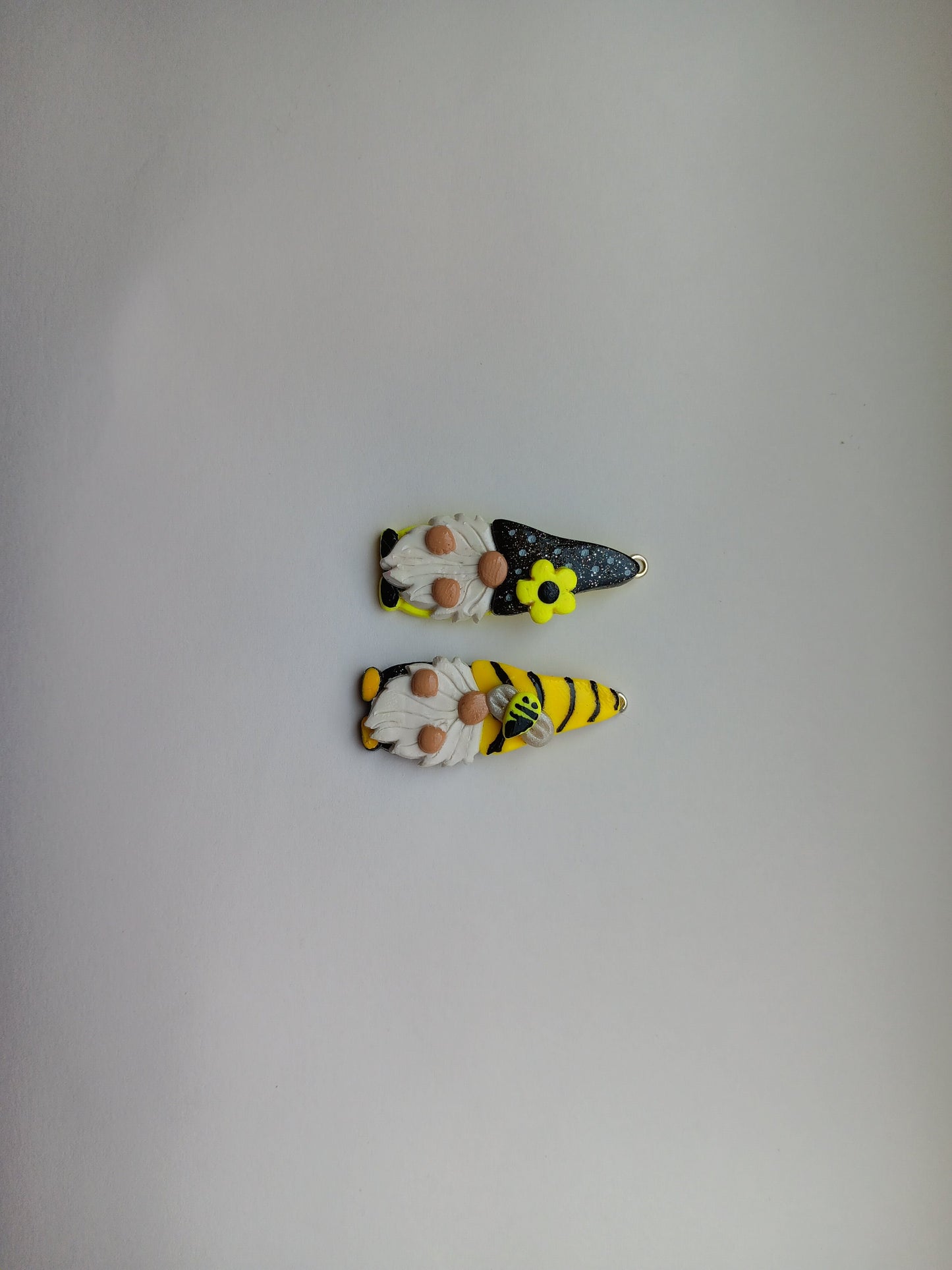 Kawaii summer bee daisy gnome charms / polymer clay floral daisy gnome charms / bumblebee gnome charms / black yellow summer gnome charms