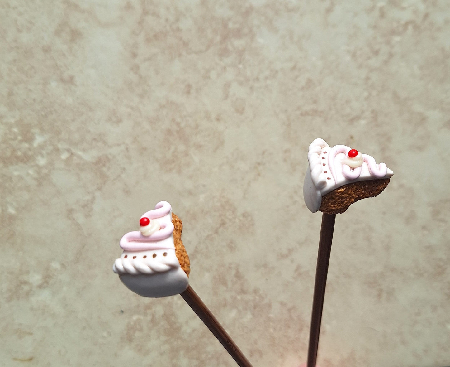 Set of 2 cake slices knitting needles / polymer clay knitting needles / decorative piece of cake knitting needles knitting accessory crochet