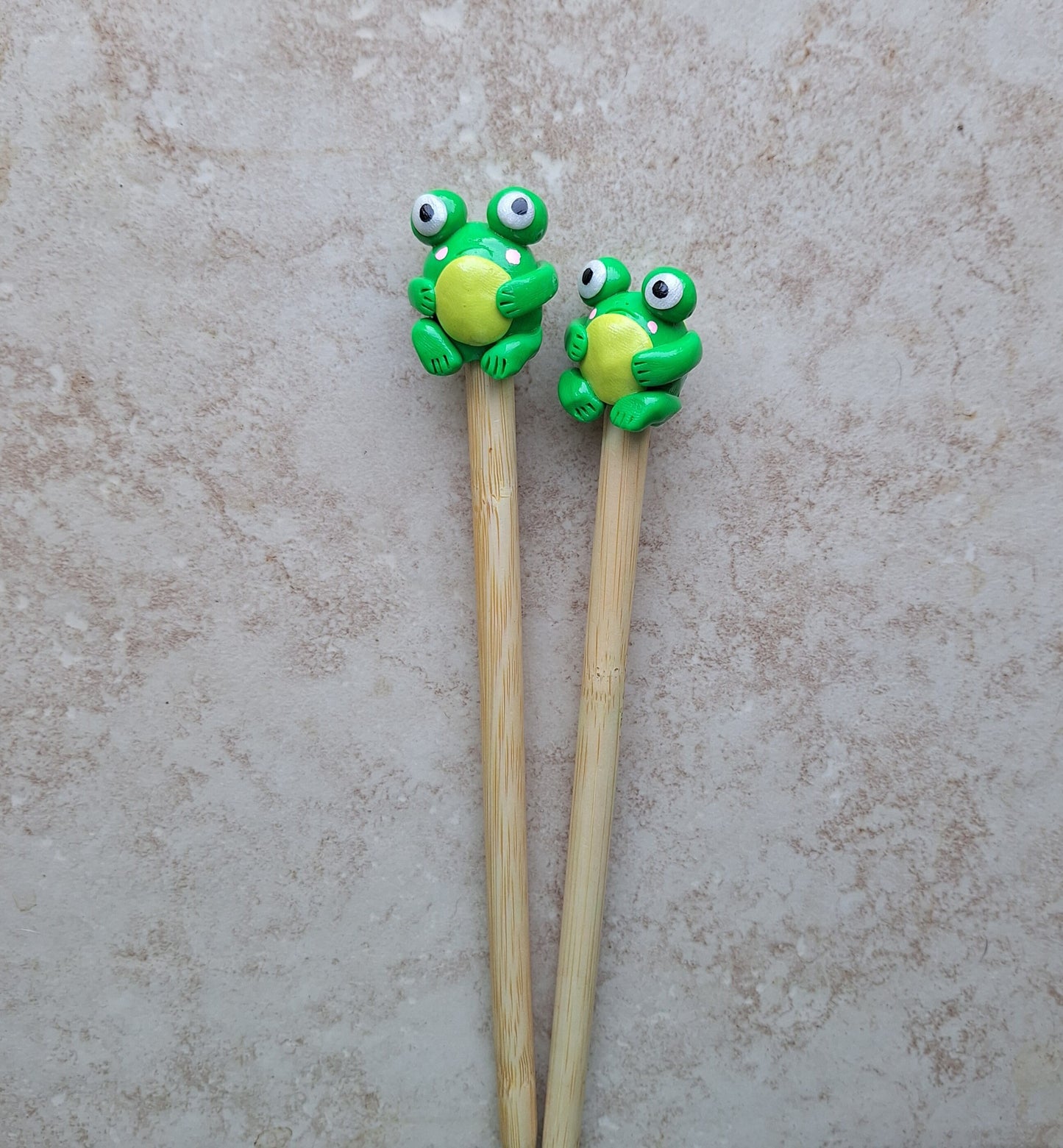 Set of 2 green frogs knitting needles / polymer clay knitting needles / decorative beach big eye frog needles knitting accessory crochet