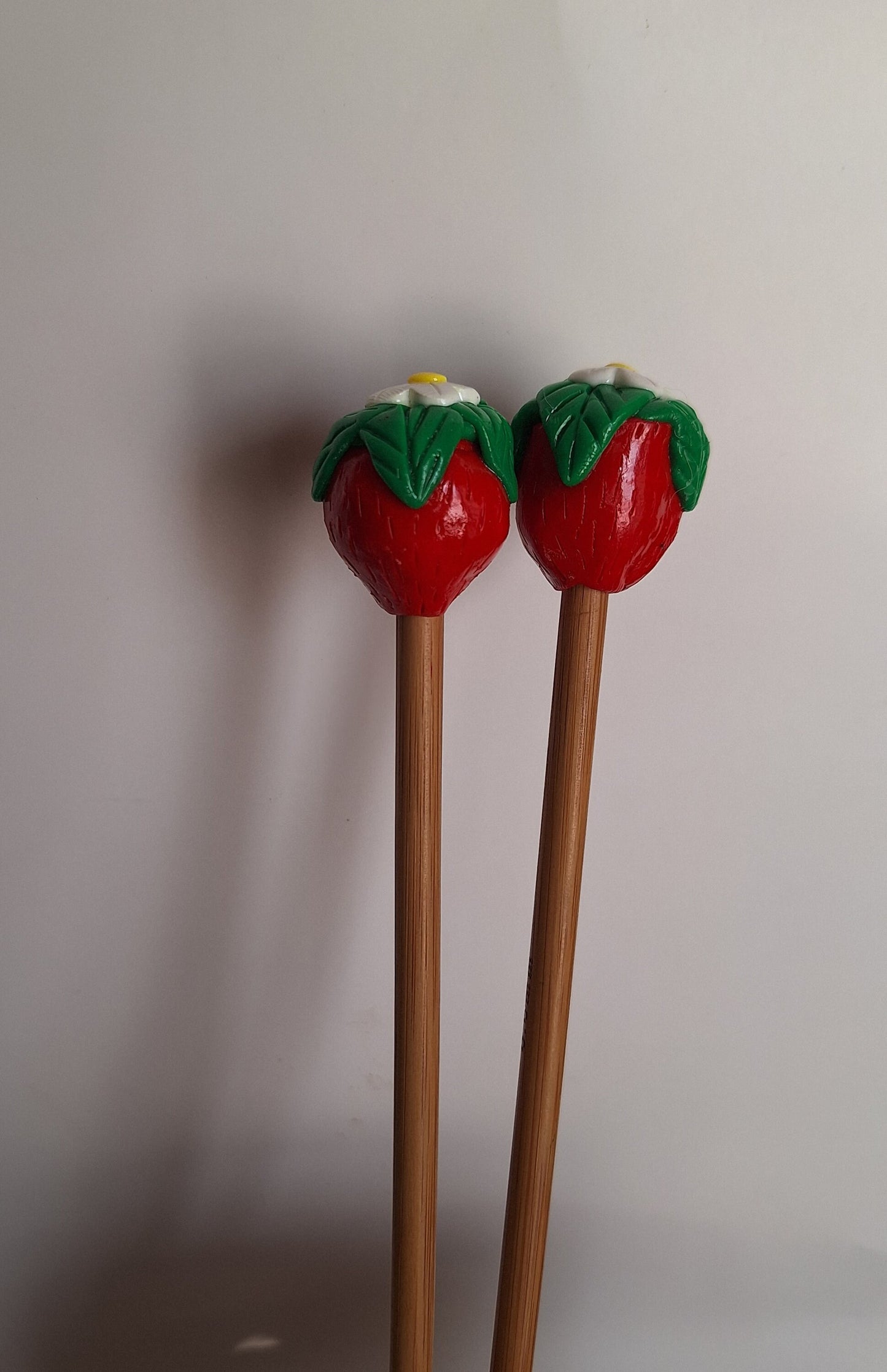 Set of 2 red strawberry knitting needles / polymer clay knitting needles / decorative strawberry knitting needles knitting accessory crochet