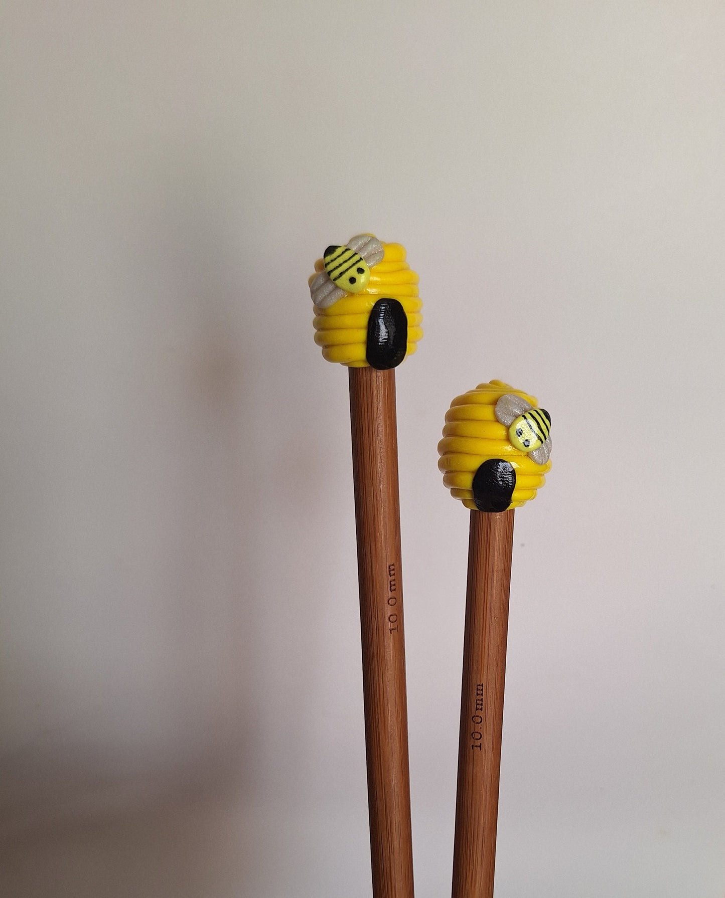 Set of 2 bumble bee hive knitting needles / polymer clay knitting needles / decorative honey bee hive needles knitting accessory crochet