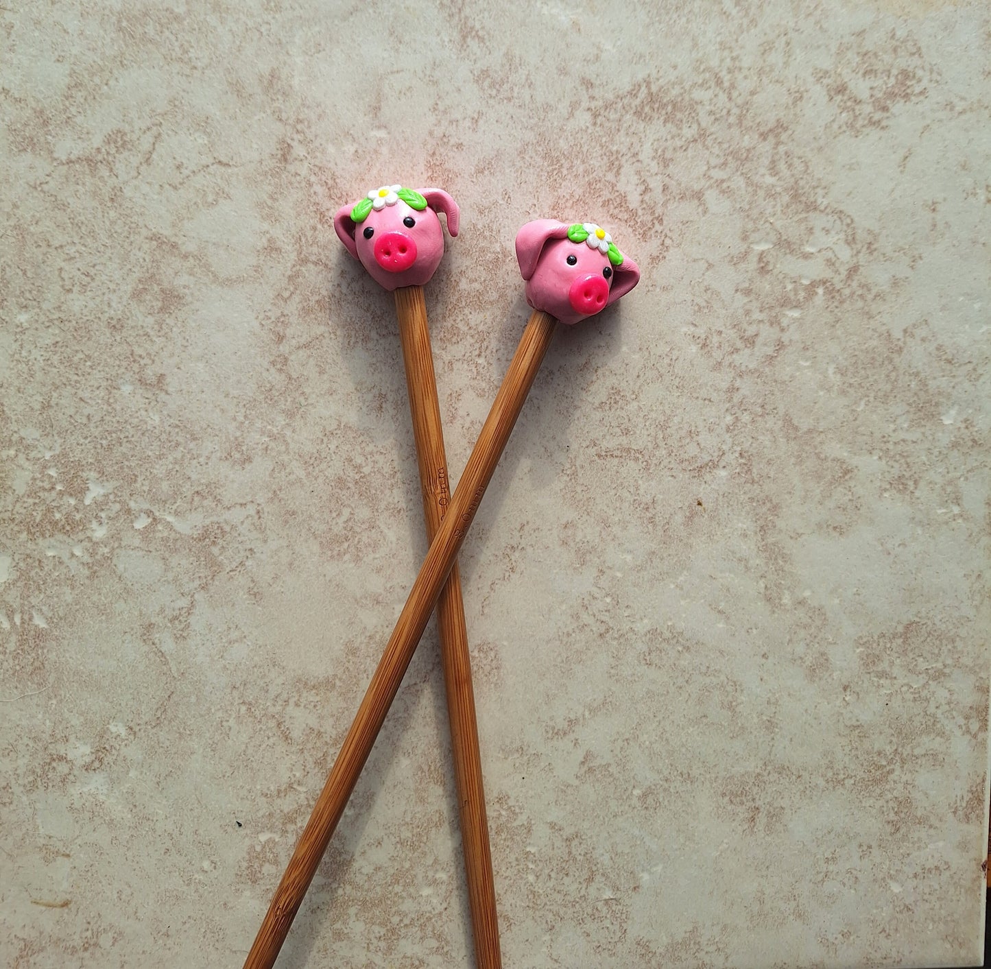Set of 2 pink floral pig knitting needles / polymer clay knitting needles / decorative daisy pig needles knitting accessory crochet