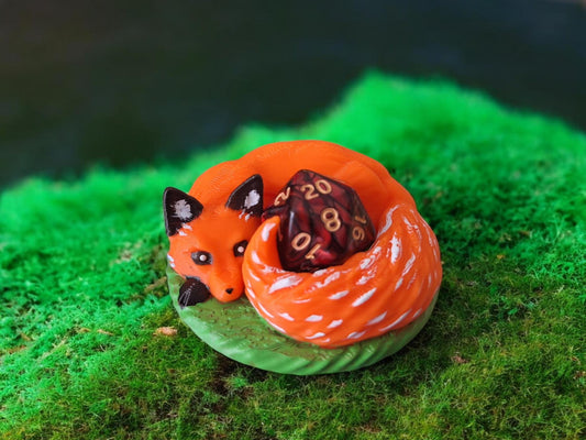 3D printed small fox dice guardian / 3d playful orange fox dice buddy / 3d printed d20 dice guardian