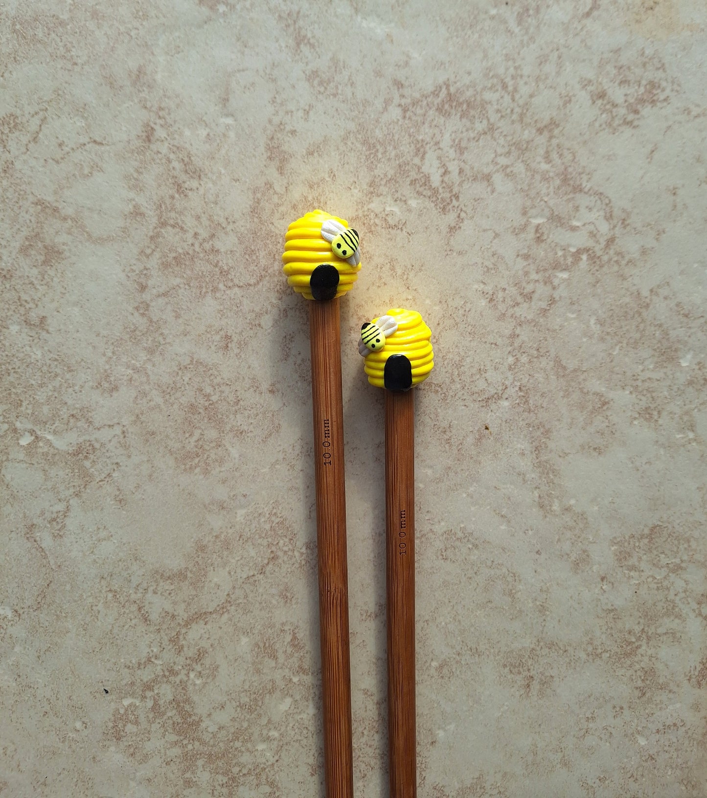 Set of 2 bumble bee hive knitting needles / polymer clay knitting needles / decorative honey bee hive needles knitting accessory crochet