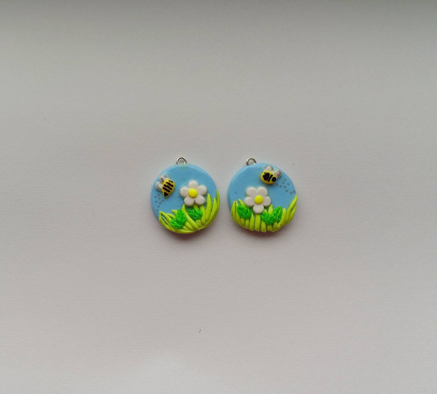 Kawaii bee daisy flower charms / polymer clay spring summer charms / kawaii daisy charms / kawaii floral jewelry / flower bumblebee charms