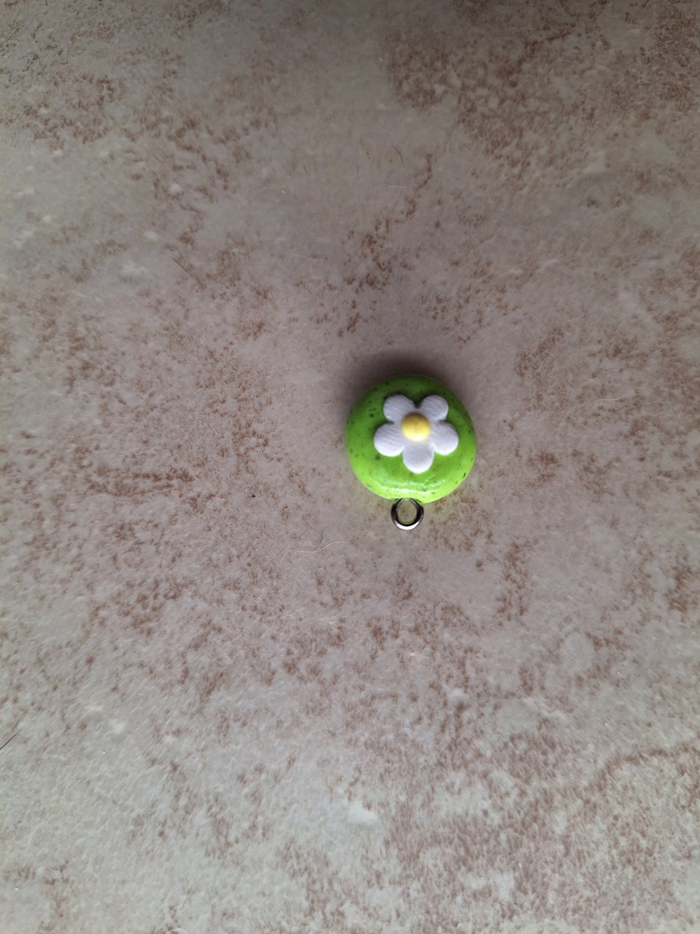Kawaii round green speckle white daisy charms / polymer clay daisy charms / kawaii flower charms / daisy plant jewelry charm stitchmarker