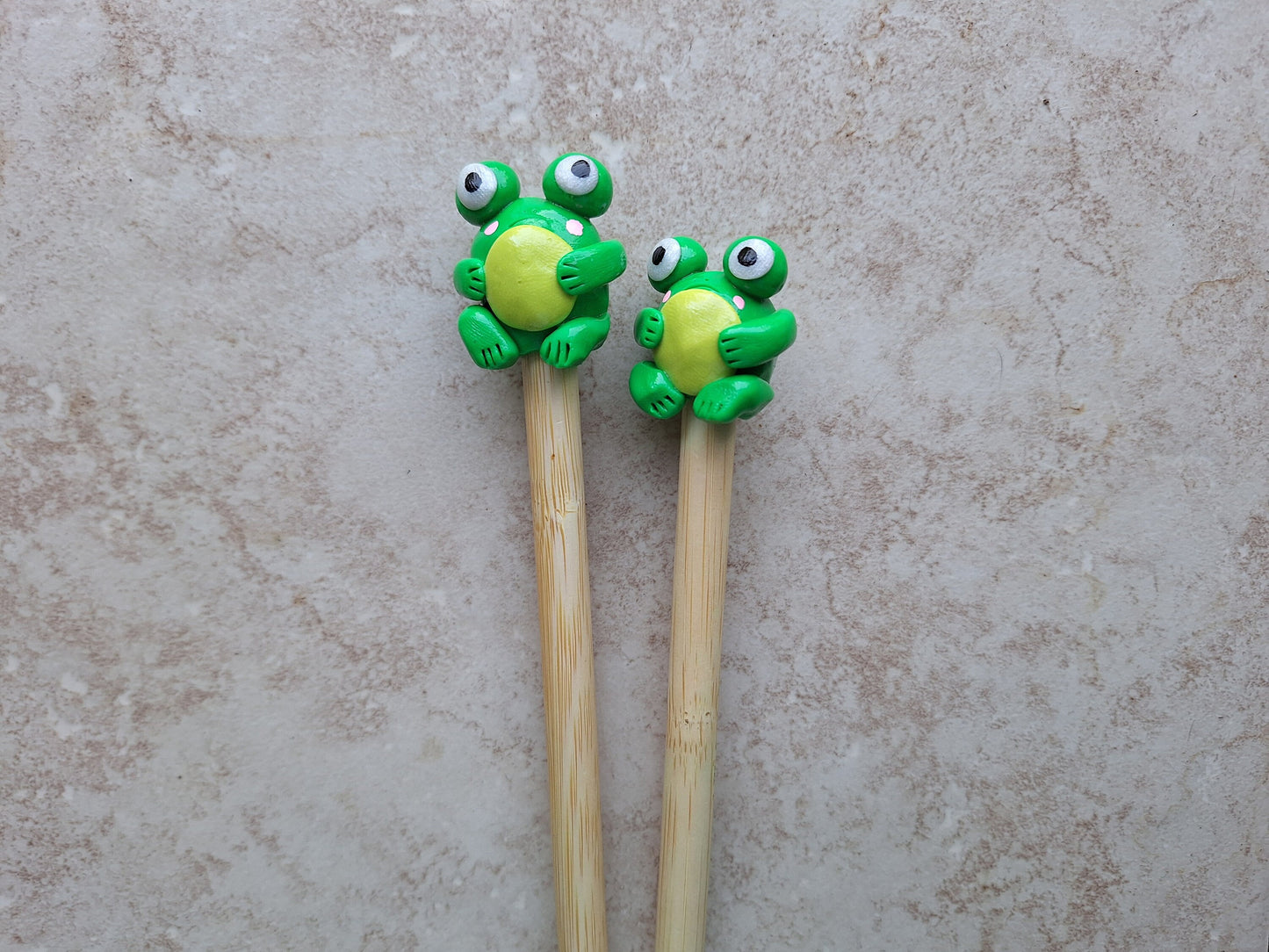 Set of 2 green frogs knitting needles / polymer clay knitting needles / decorative beach big eye frog needles knitting accessory crochet