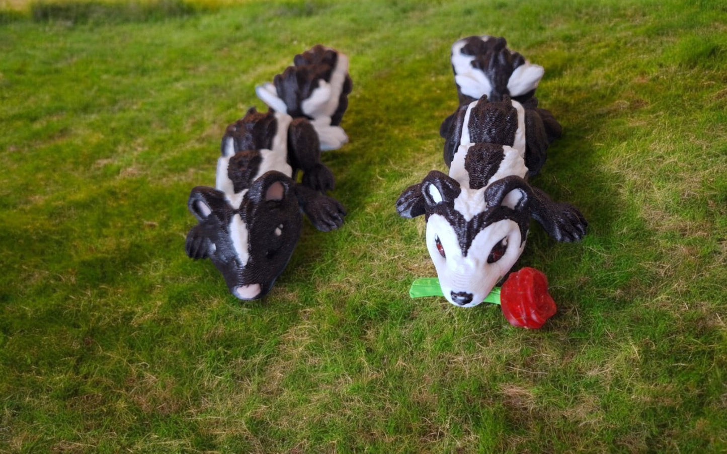 3d printed cute flexi skunk / 3d printed animals / flexi valentine skunk with rose knack Fidget figurines