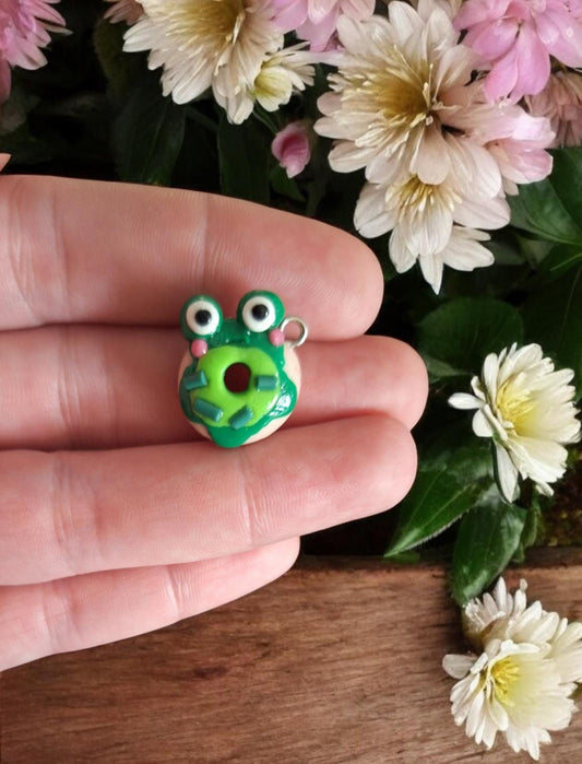 Polymer clay green frog donut charms / polymer clay frog sprinkle charms / kawaii donut animal charm stitchmarker progress keeper notions