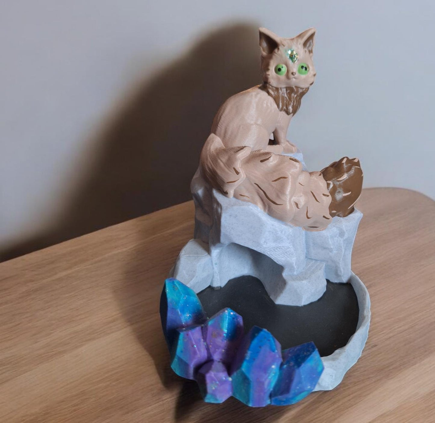 3D printed and painted cat kitten dice tower / 3d printed cat and crystals dice tower / 3d printed d20 dice tower roller