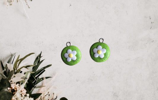 Kawaii round green speckle white daisy charms / polymer clay daisy charms / kawaii flower charms / daisy plant jewelry charm stitchmarker