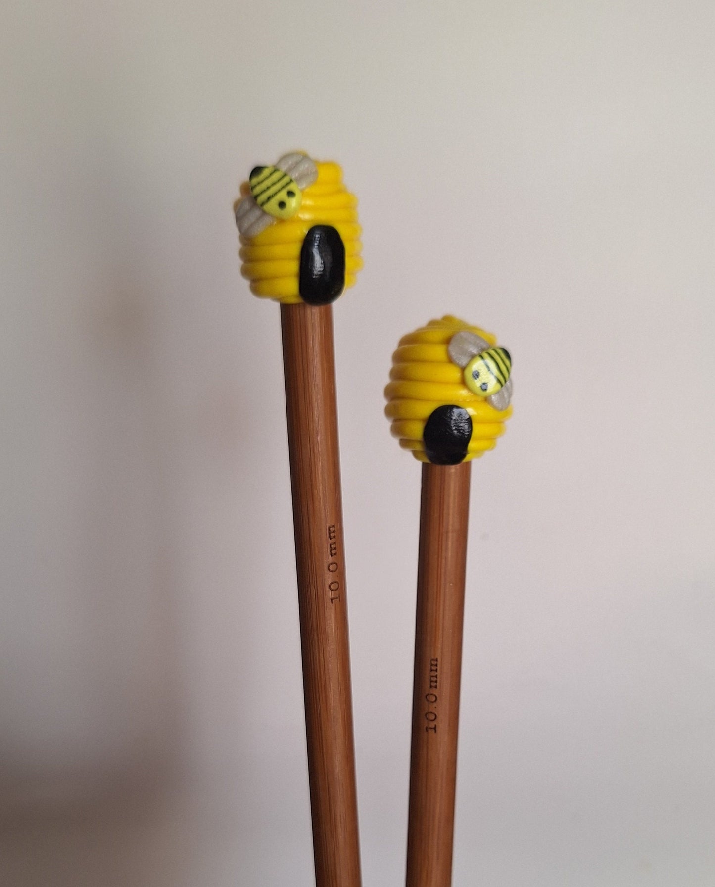 Set of 2 bumble bee hive knitting needles / polymer clay knitting needles / decorative honey bee hive needles knitting accessory crochet