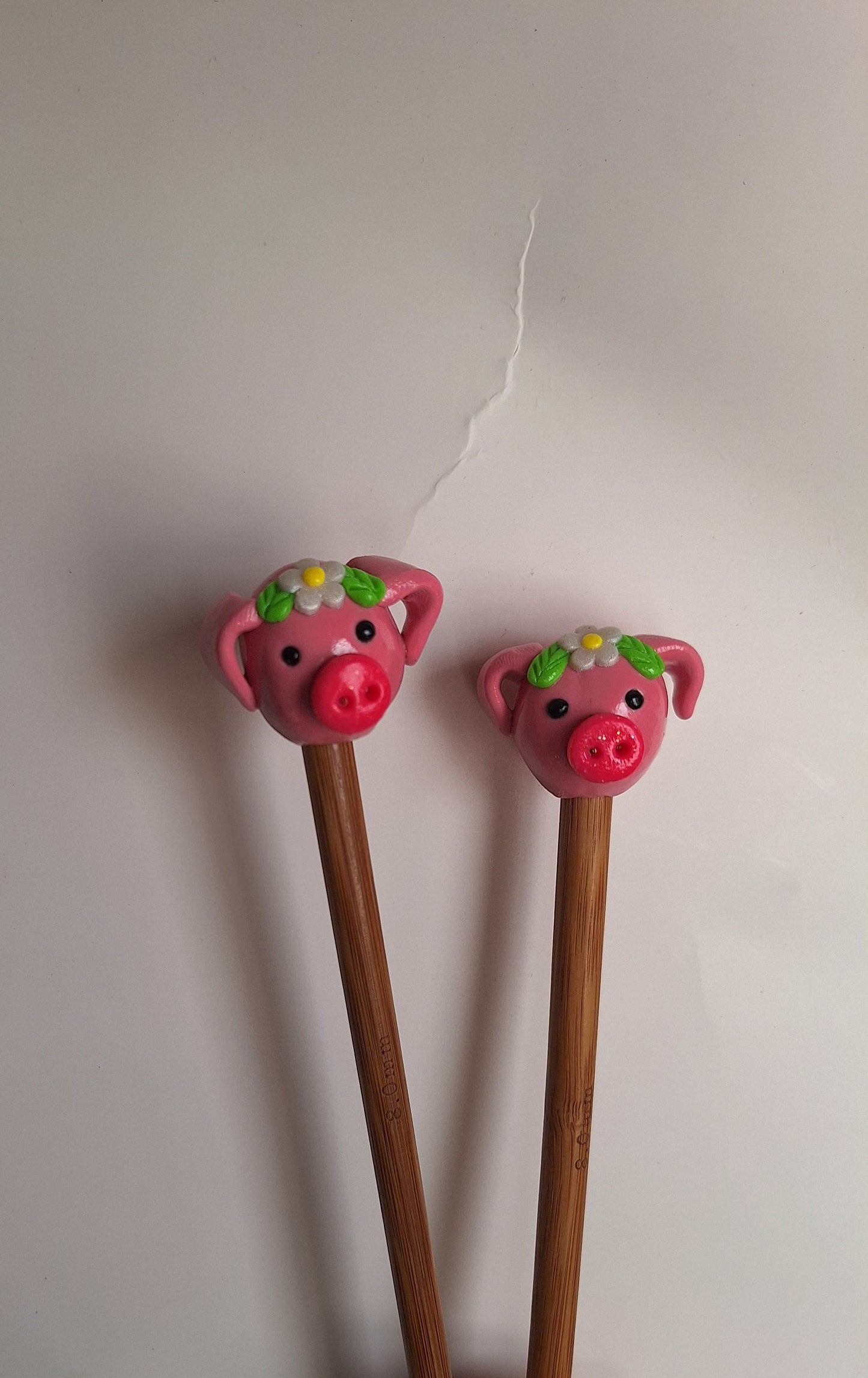 Set of 2 pink floral pig knitting needles / polymer clay knitting needles / decorative daisy pig needles knitting accessory crochet