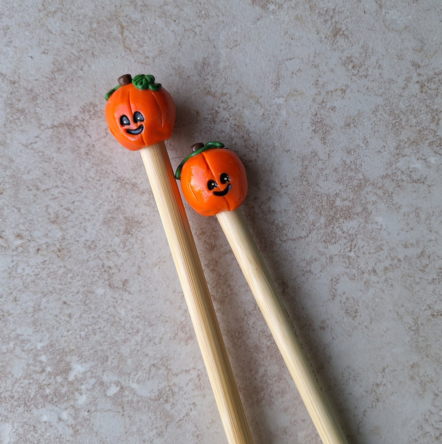 Set of 2 pumpkin jackolantern knitting needles / polymer clay knitting needles / decorative fall halloween needles knitting accessory croche