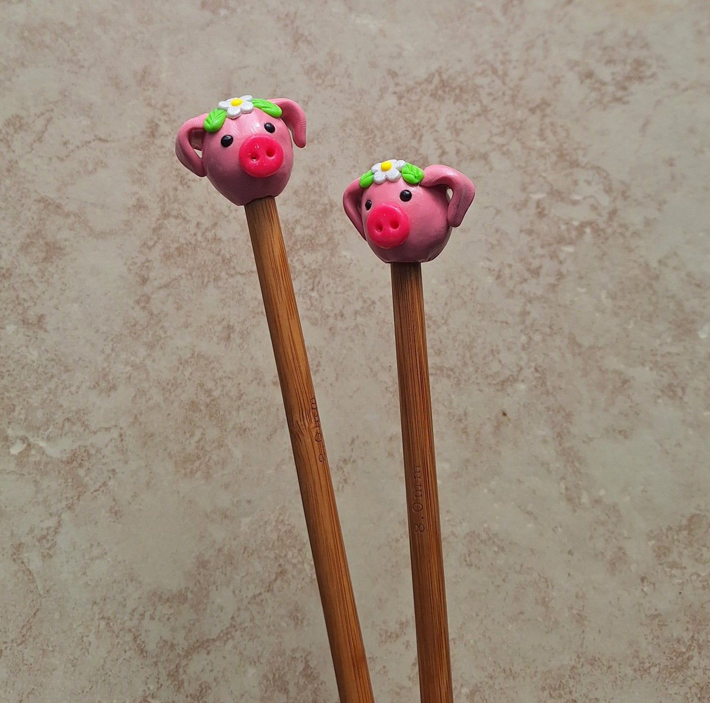 Set of 2 pink floral pig knitting needles / polymer clay knitting needles / decorative daisy pig needles knitting accessory crochet