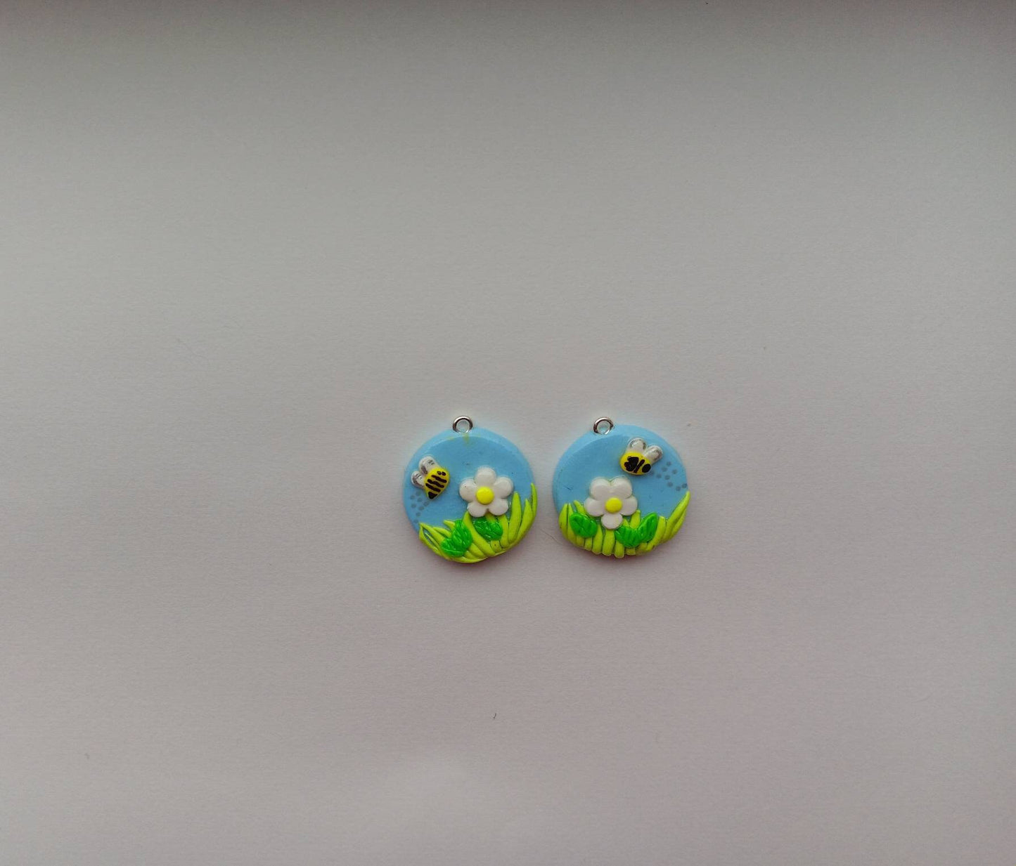 Kawaii bee daisy flower charms / polymer clay spring summer charms / kawaii daisy charms / kawaii floral jewelry / flower bumblebee charms