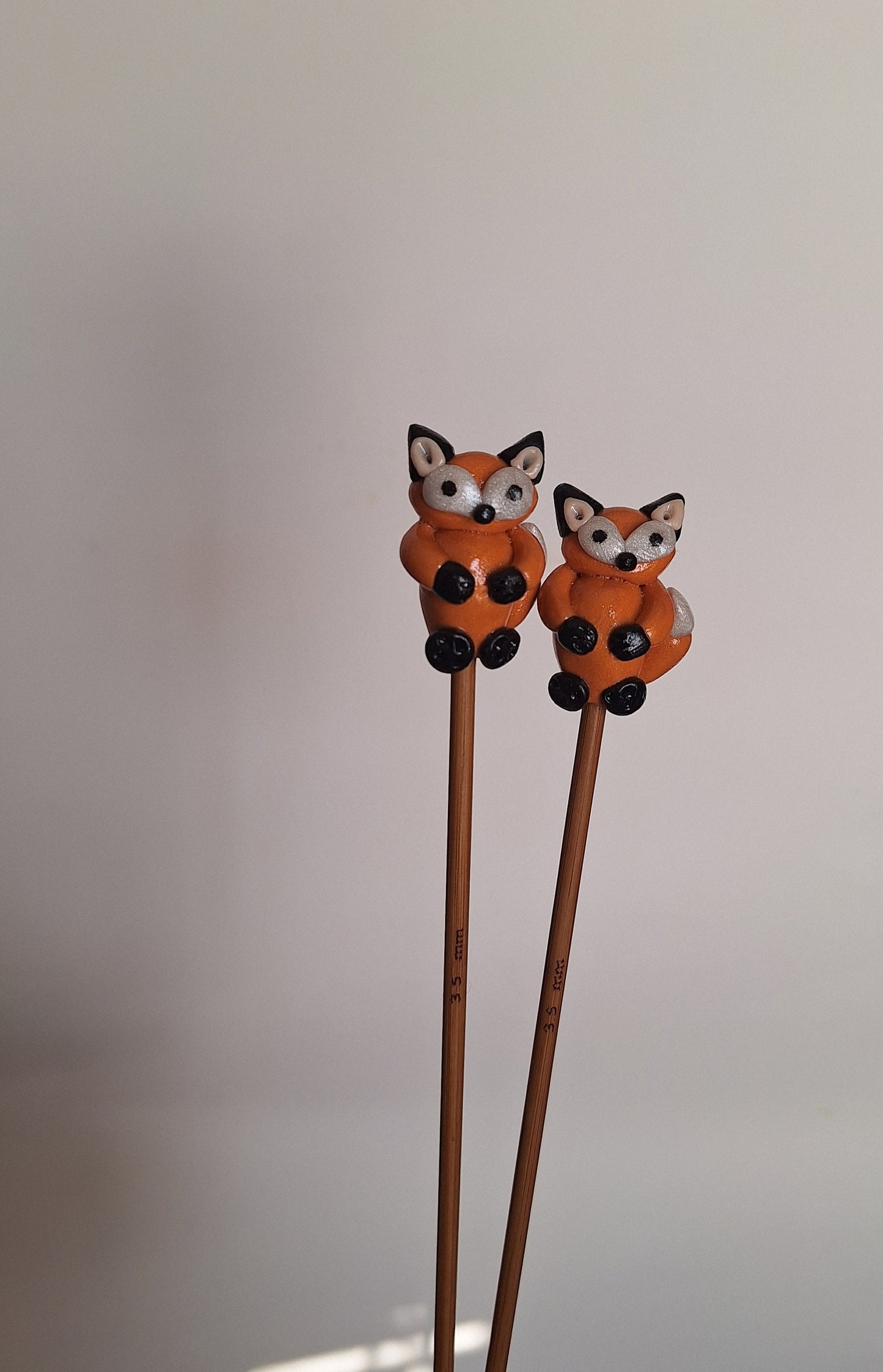 Set of 2 orange red fox knitting needles / polymer clay knitting needles / decorative fox animal knitting needles knitting accessory crochet