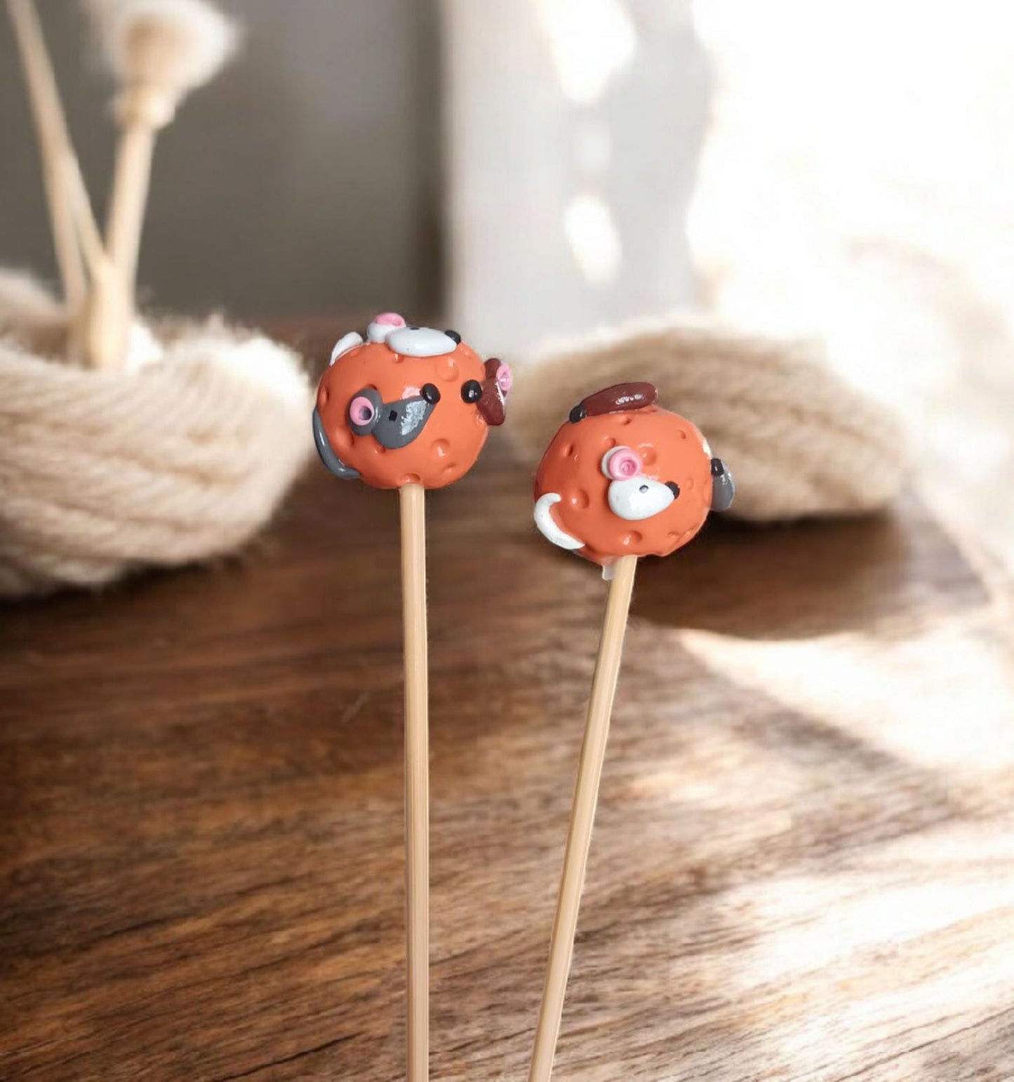 Set of 2 cute mouse in cheese knitting needles / polymer clay knitting needles / decorative mice cheese ball knitting needles accessory