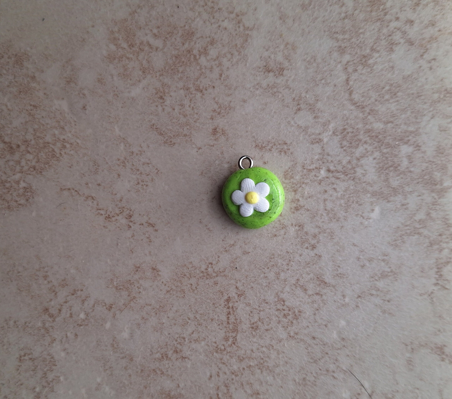Kawaii round green speckle white daisy charms / polymer clay daisy charms / kawaii flower charms / daisy plant jewelry charm stitchmarker