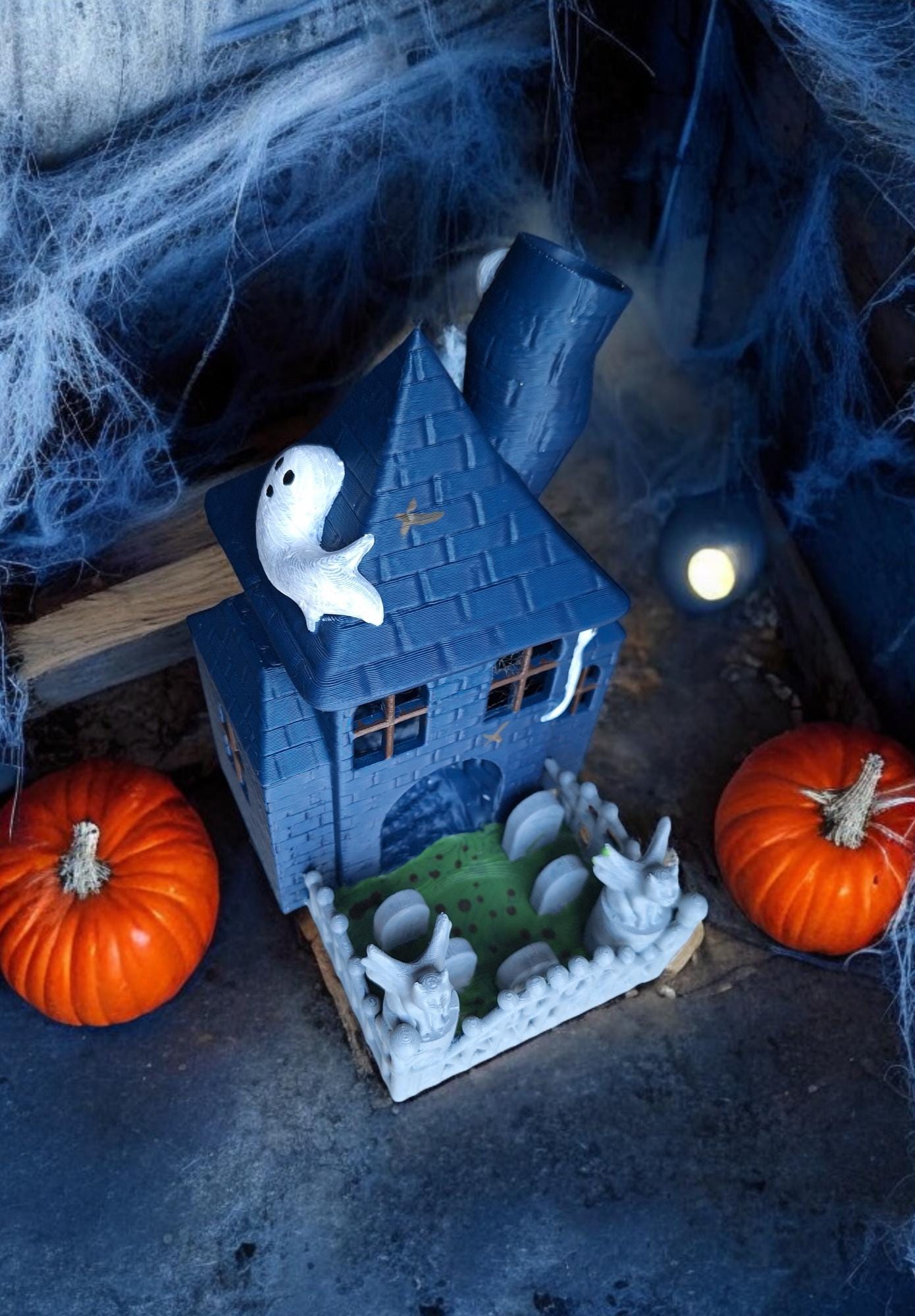 3D printed and painted dark blue haunted house dice tower / 3d spooky halloween dice tower / 3d printed d20 dice tower roller