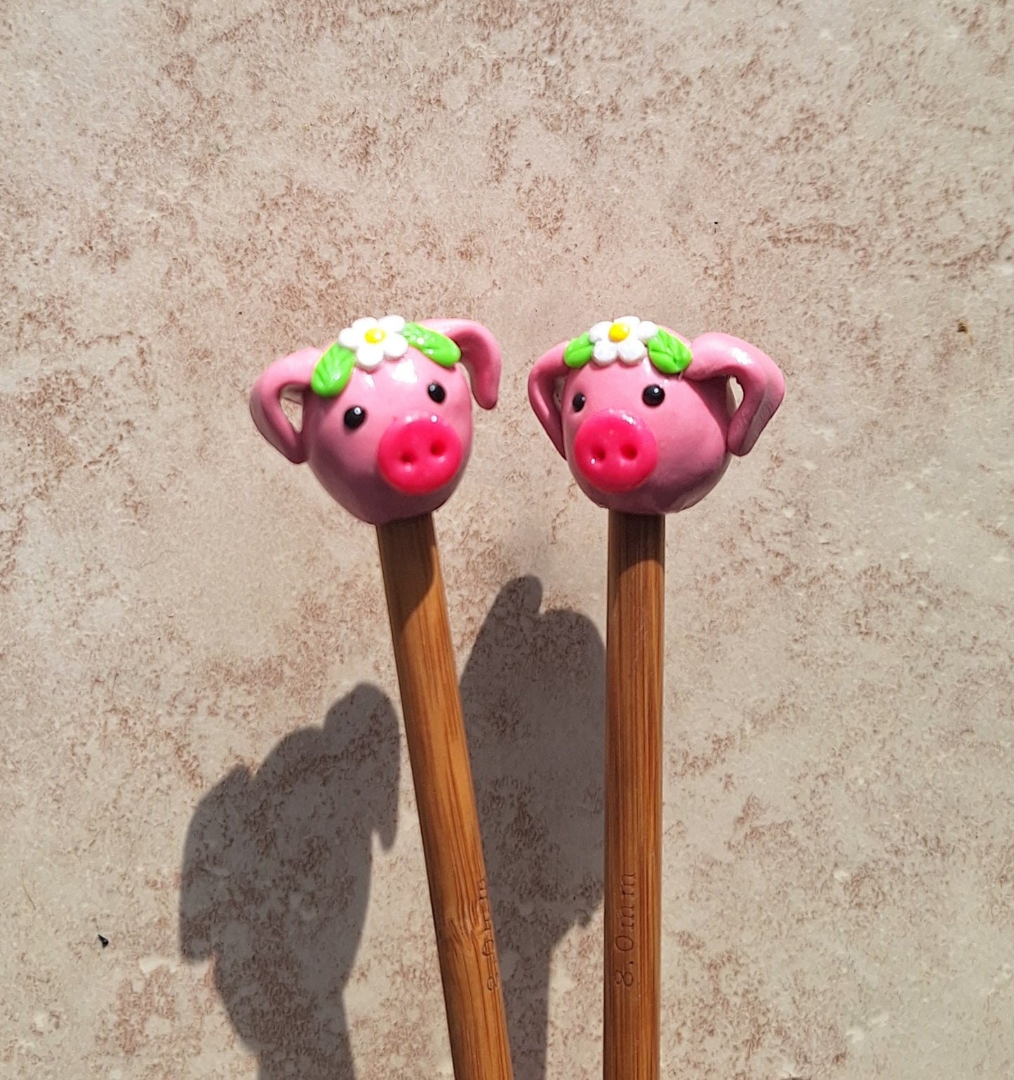Set of 2 pink floral pig knitting needles / polymer clay knitting needles / decorative daisy pig needles knitting accessory crochet